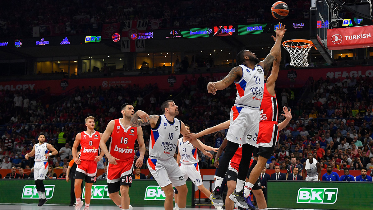 Anadolu Efes, Olympiakos'u son saniye üçlüğüyle yenerek finale yükseldi