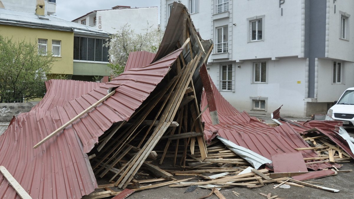 Kars'ı fırtına vurdu, çatılar havada savruldu
