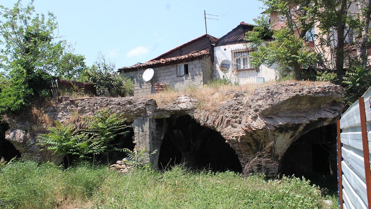 Yok olma tehlikesiyle karşı karşıya: Tarihi sarnıcın üstüne gecekondu!