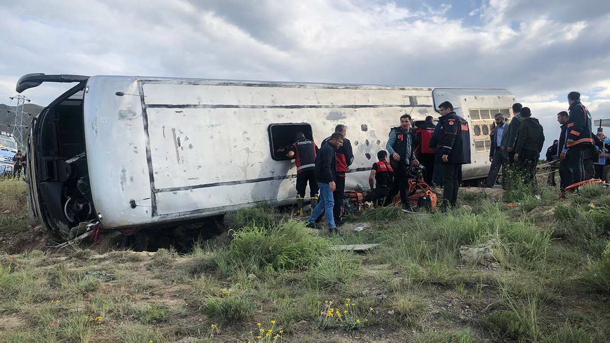 İşçileri taşıyan servis otobüsü kaza yaptı: 3'ü ağır 18 yaralı