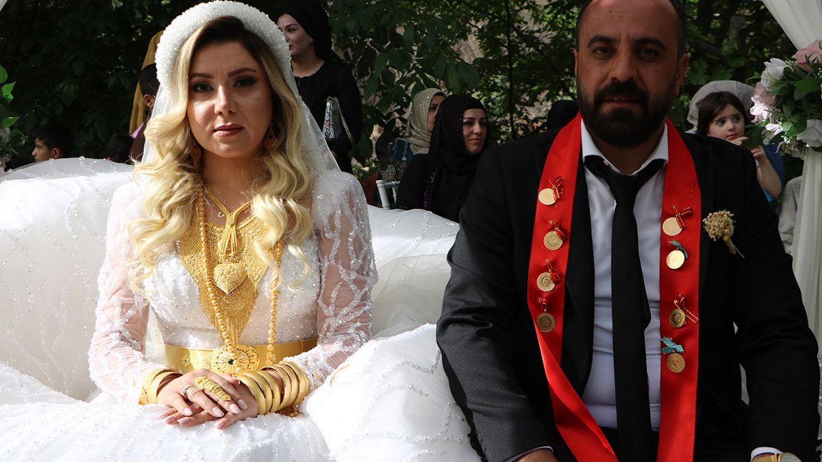 Düğün yapan çifte servet taktılar