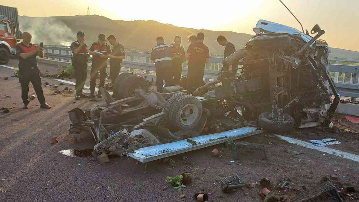 TIR'la çarpışan kamyonetin sürücüsü araçta sıkıştı