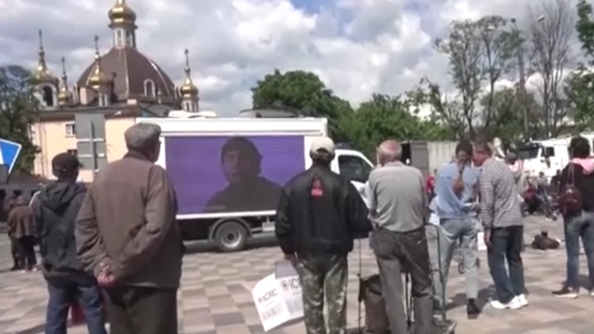 Rusya yalan işini büyüttü: İşgal edilen kentlerde mobil ekranlarla propaganda