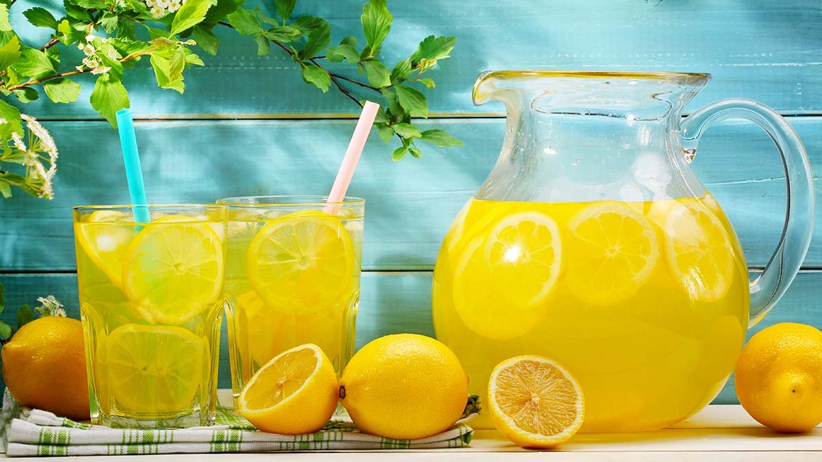 En Kaliteli Markayı Bile Geride Bırakan Lezzet! Sadece 2 Meyve İle En Güzel Ev Yapımı Limonata Tarifi!