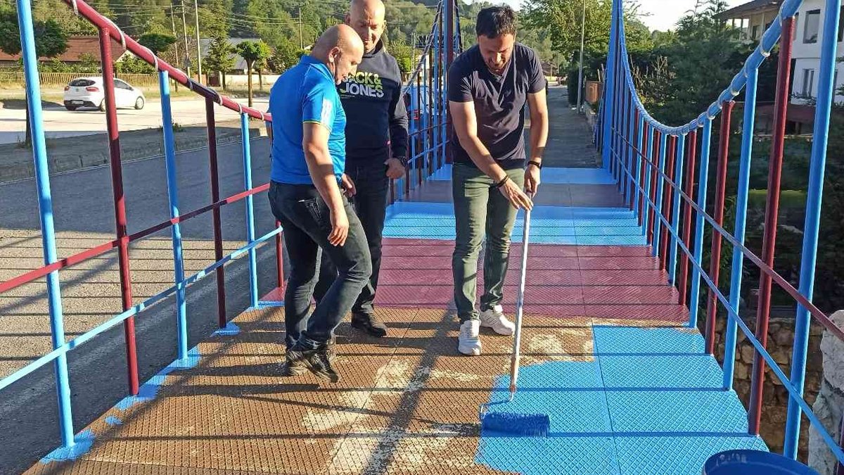 Düzce'deki 'Boğaziçi Köprüsü' bordo- mavi oldu