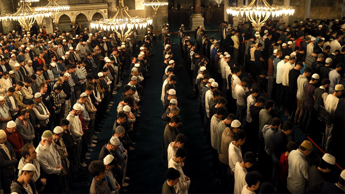 İstanbul'da gençler sabah namazında bir araya geldi