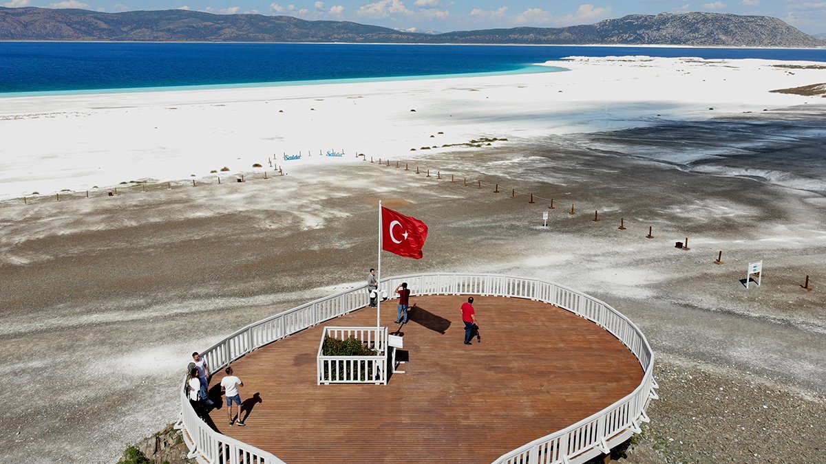Salda Gölü'ndeki ziyaretçi defterine kimi aşkını yazdı kimi temennisini: Türkiye çöl olmasın, sevenler ayrılmasın