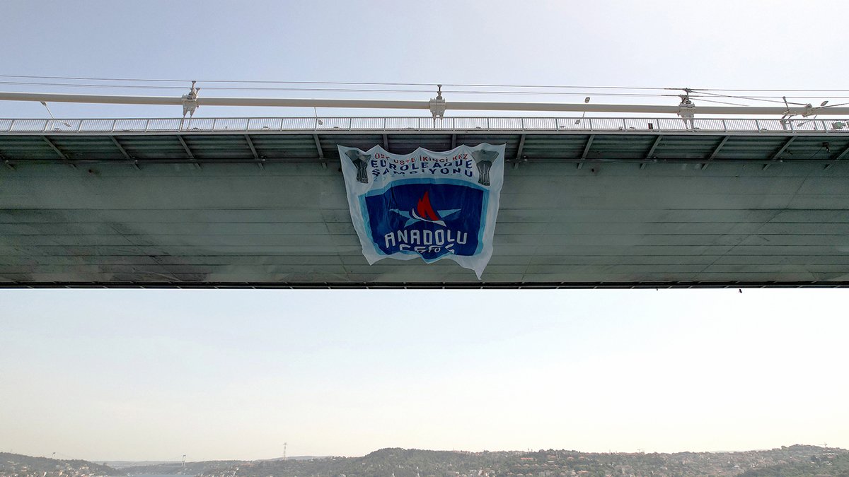 Avrupa'nın en büyüğü Anadolu Efes'in bayrağı İstanbul'daki köprülere asıldı