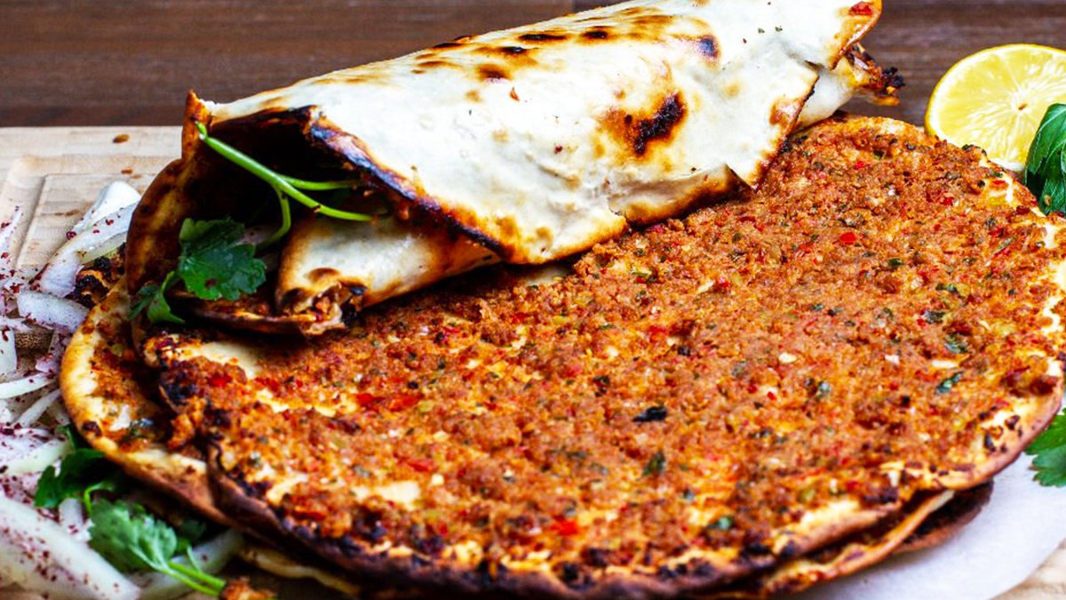 Dışarıdan Lahmacun Almaya Son! Bu Çıtır Çıtır Lahmacun Tarifi Pidecileri Bile Çok Kıskandıracak!