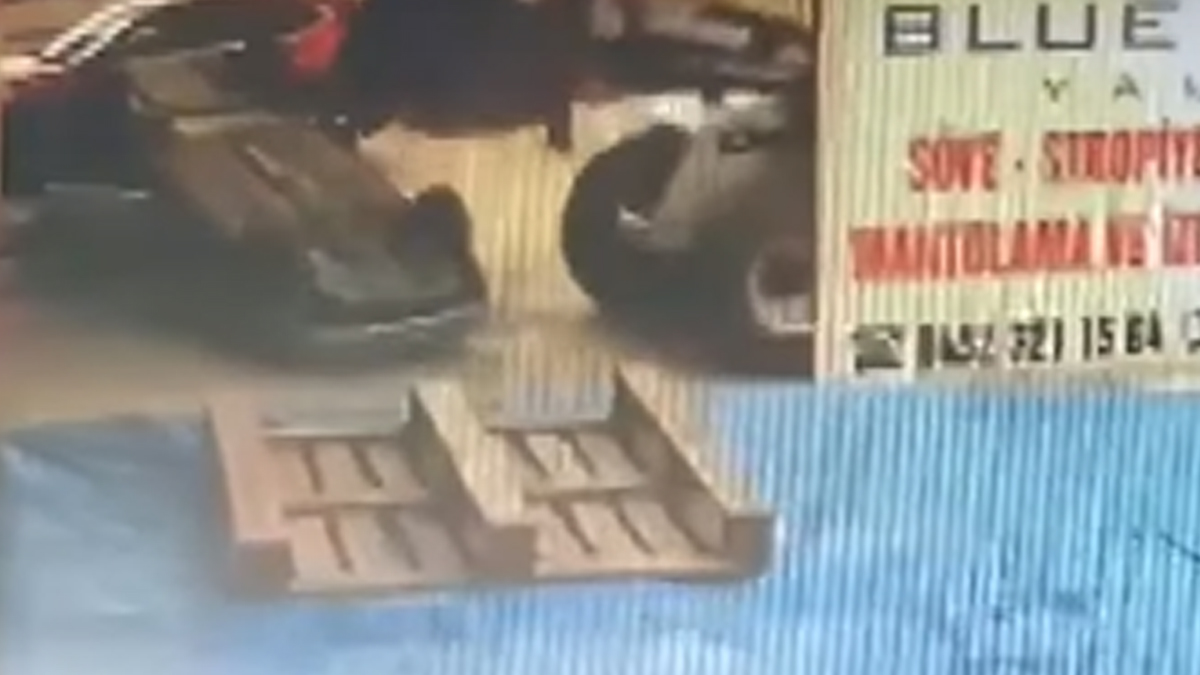 Yok Artık Dedirten İntikam! Seyir Halindeki Otomobili İş Makinesi İle Ters Çevirdi! İşte Anbean O Görüntüler...