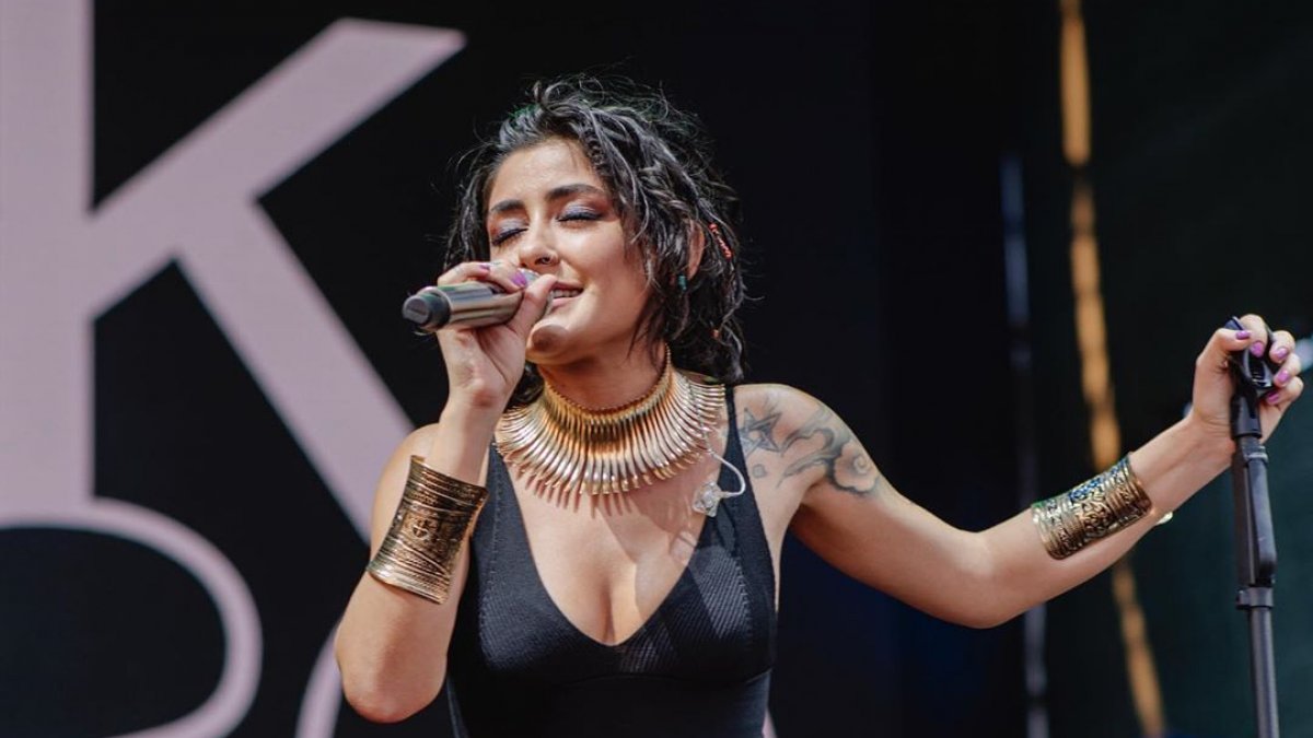 Melek Mosso konserlerinin iptal edilmesini eleştirdi: Biz taş gibi yürüyoruz, yanımızda durun yeter