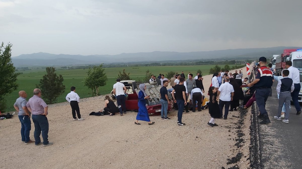 Tokat'ta iki otomobil çarpıştı: 10 yaralı