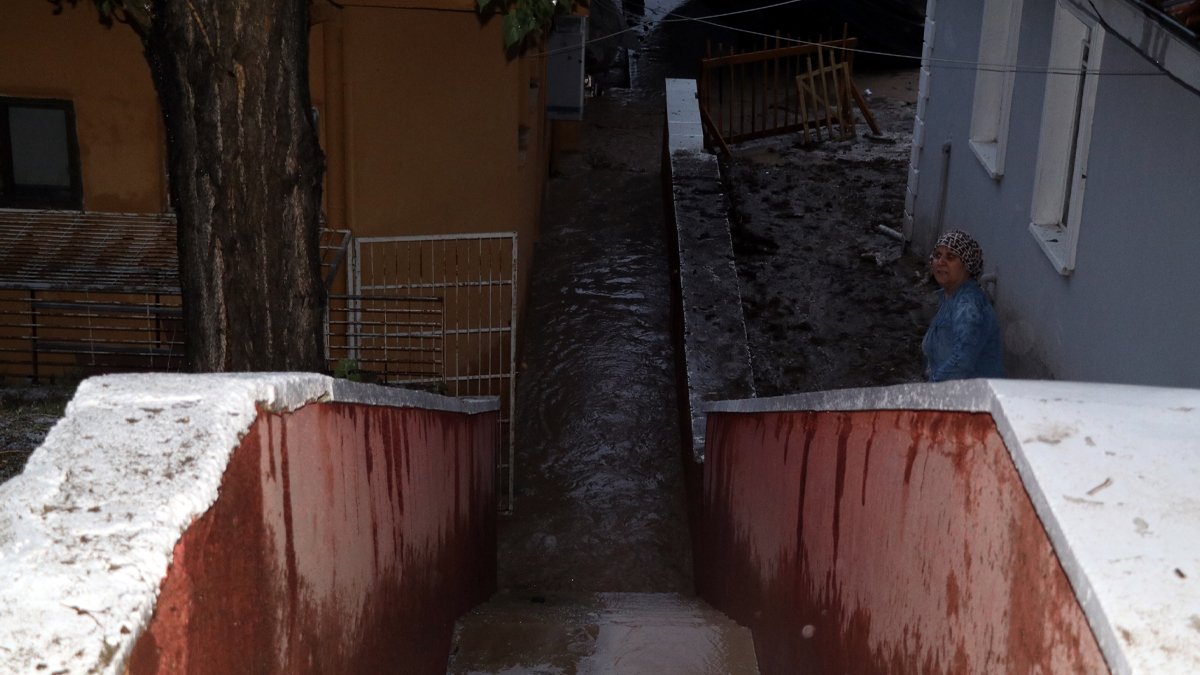 Evleri yağmur suyuyla doldu: Anne kurtarıldı, engelli kızı öldü