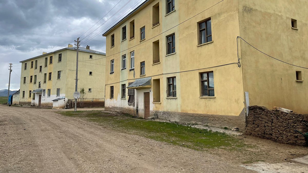 7 yıl önce tamamlanmıştı hayalet kasabaya döndü: Deprem konutu deprem olmadan yıkıldı