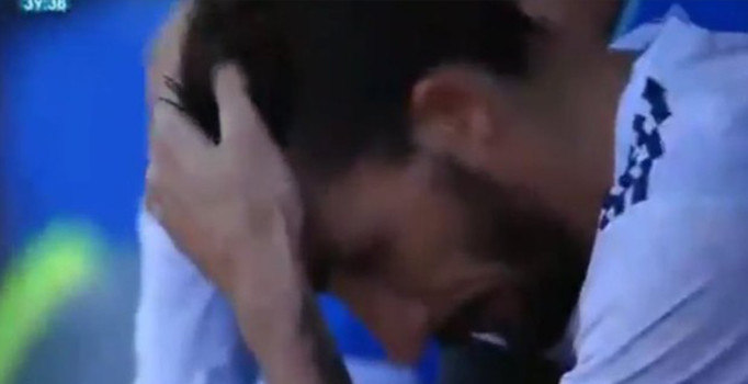 Mehmet Topal hazırlık maçında sakatlanarak oyuna devam edemedi