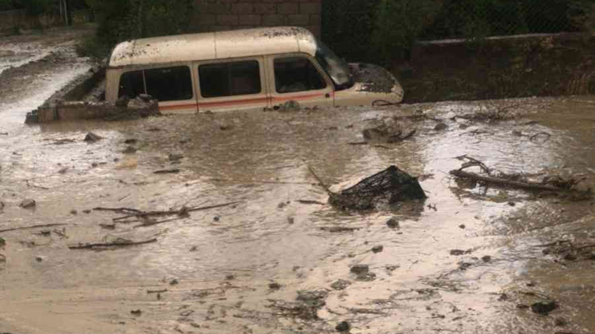 Erzincan'da şiddetli yağmur sele döndü