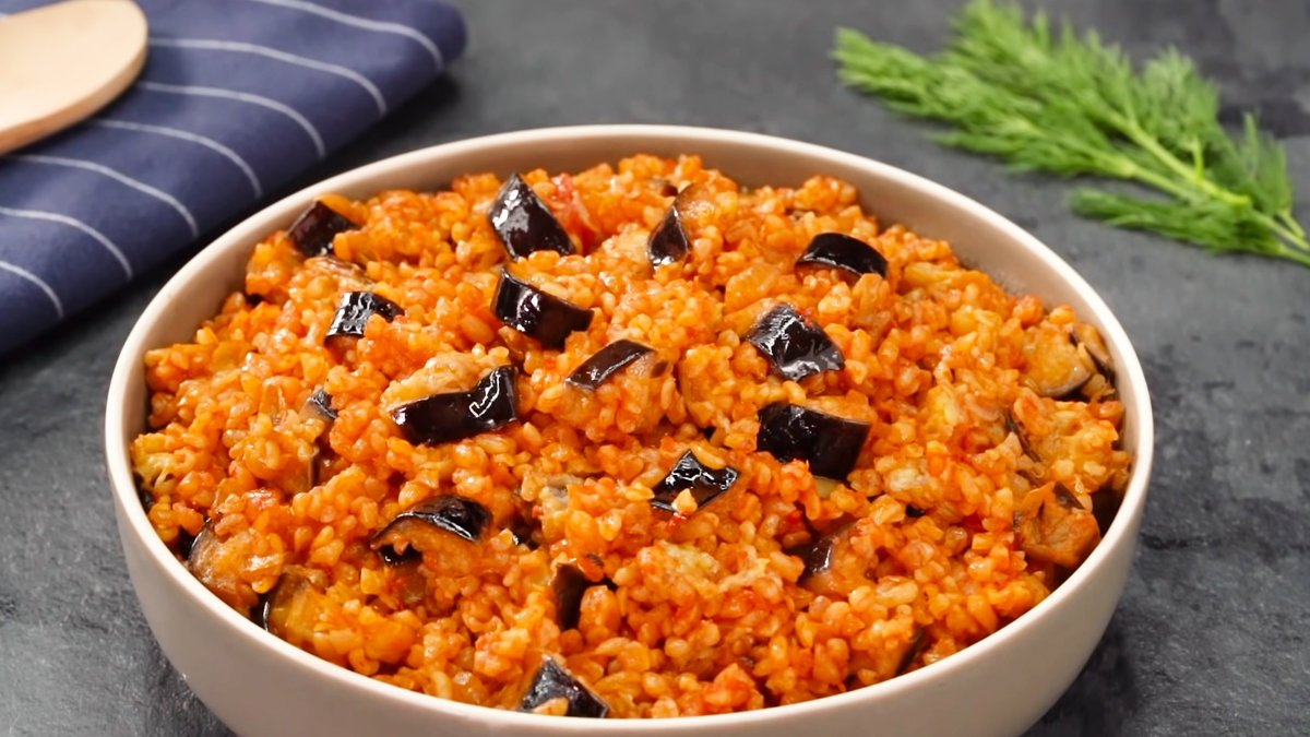 Patlıcan ve bulgurun varsa mutlaka denemelisin! İşte tadına doyamayacağınız patlıcanlı bulgur pilavı tarifi
