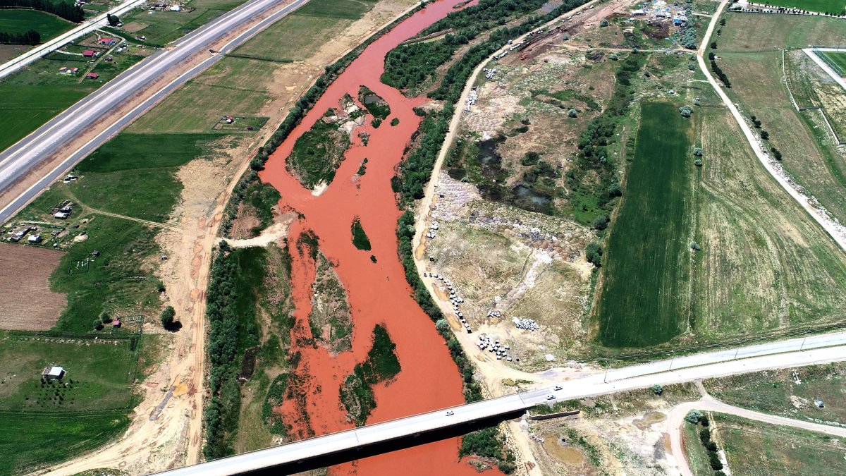 Türkiye'nin en uzun nehri Kızılırmak kızıla döndü