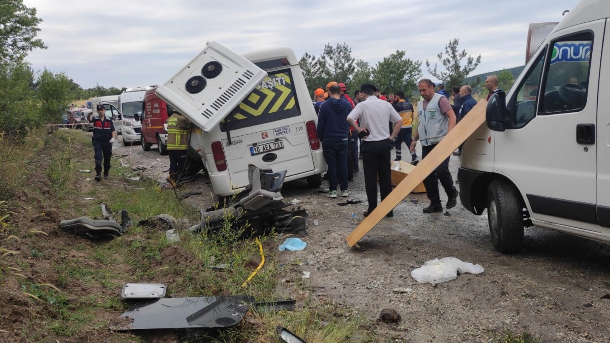 Düğün yolunda katliam gibi kaza: Ölü ve yaralılar var