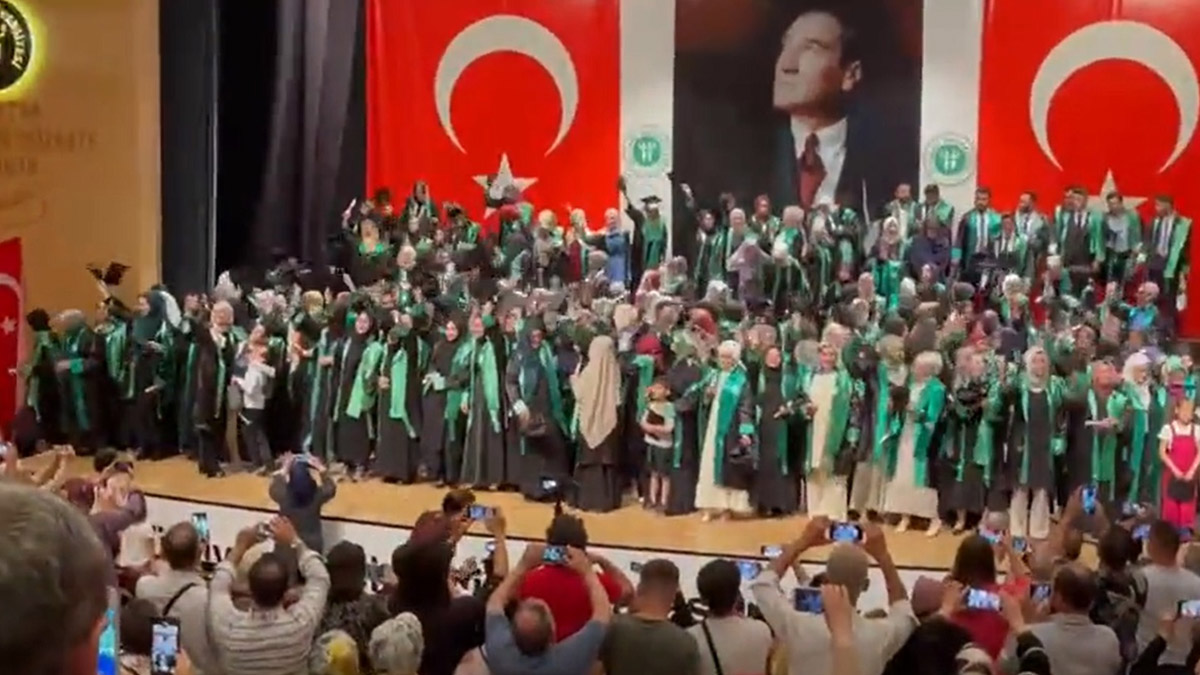 Kocaeli İlahiyat 10. Yıl Marşı'yla mezun oldu