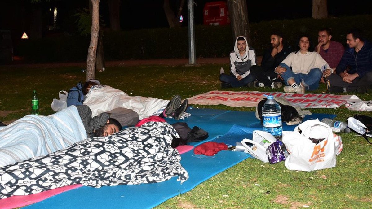 Öğrenciler evlerine dönemiyor! Büyük krizi 'Artık utanıyoruz...' diyerek duyurdular