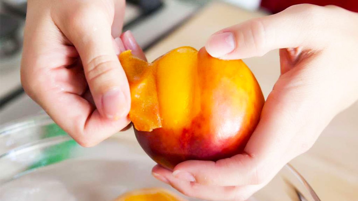 Şeftali kabuğunu çöpe atanlar pişman olur! Şeftali kabuğundan yapabileceklerinizi görünce şoke olacaksınız!
