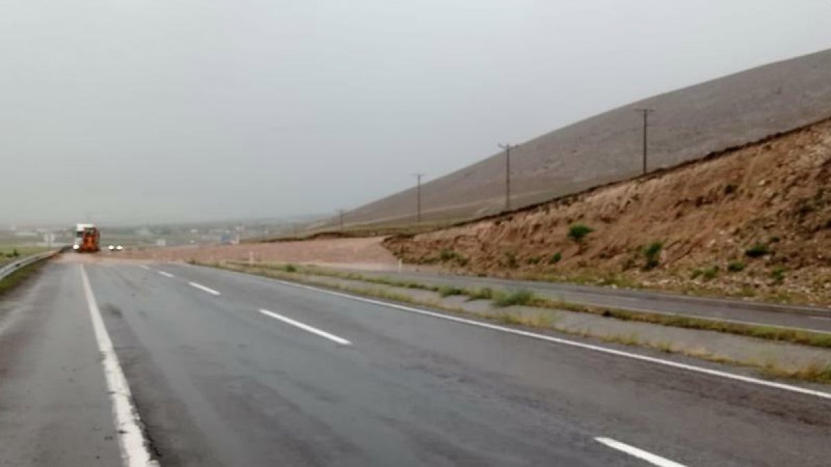 Yoğun yağışlar hayatı felç etti! Niğde-Kayseri yolu trafiğe kapatıldı