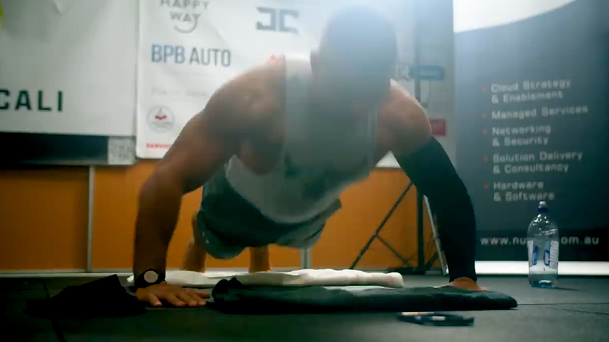 Duyanlar inanamadı! Bir saat içerisinde çektiği şınavla dünya rekoru kırdı