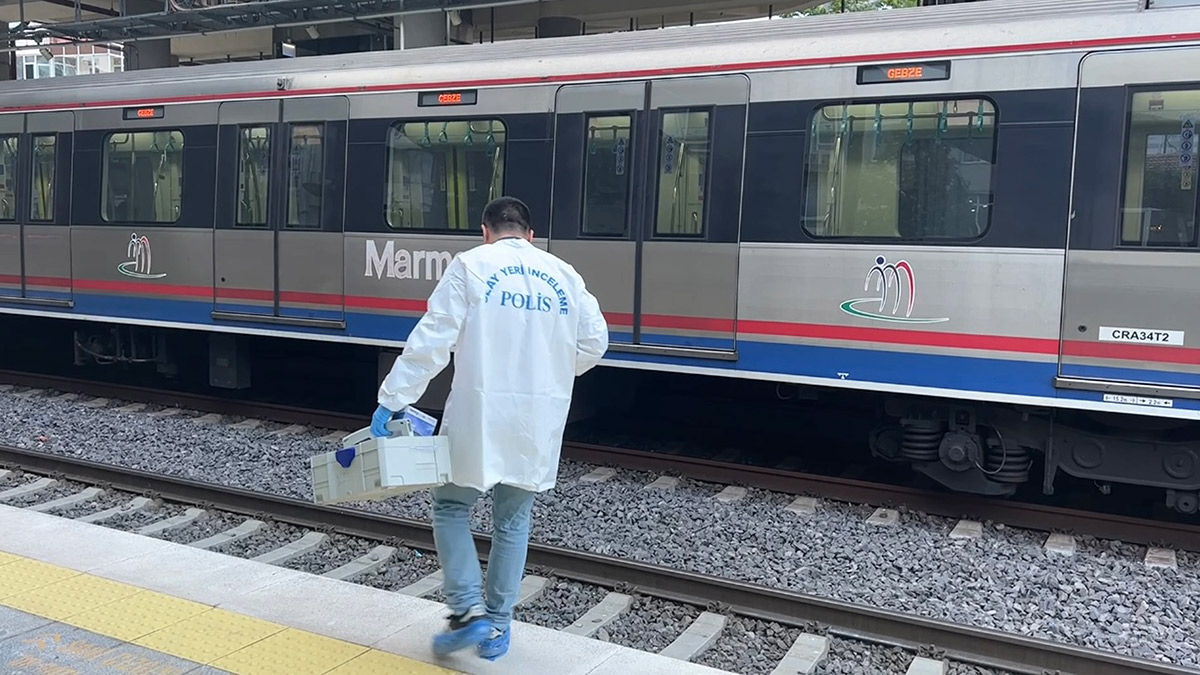 Marmaray'da dehşete düşüren olay: Kız arkadaşıyla tartışıp raylara atladı
