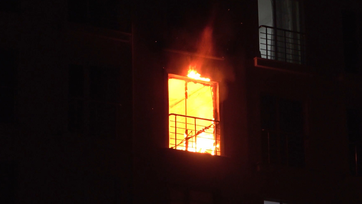 Beşinci katta can pazarı! Alev kapanından atlayarak kurtuldu