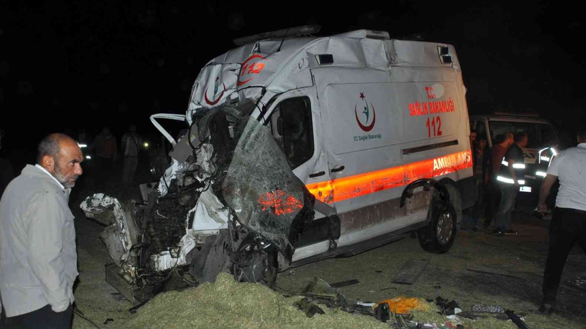 Ambulans traktöre çarptı: 5 yaralı