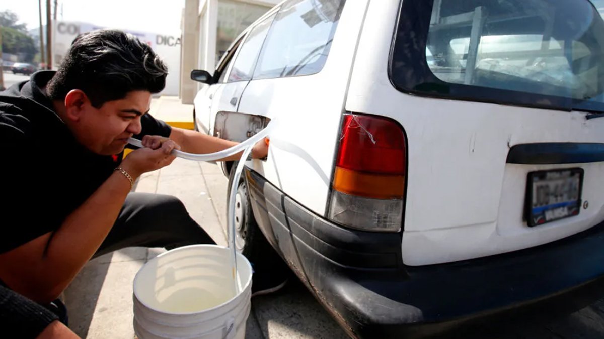 Devlet televizyonunda benzin çalma eğitimi: Balkon hortumuyla bile yapabilirsiniz