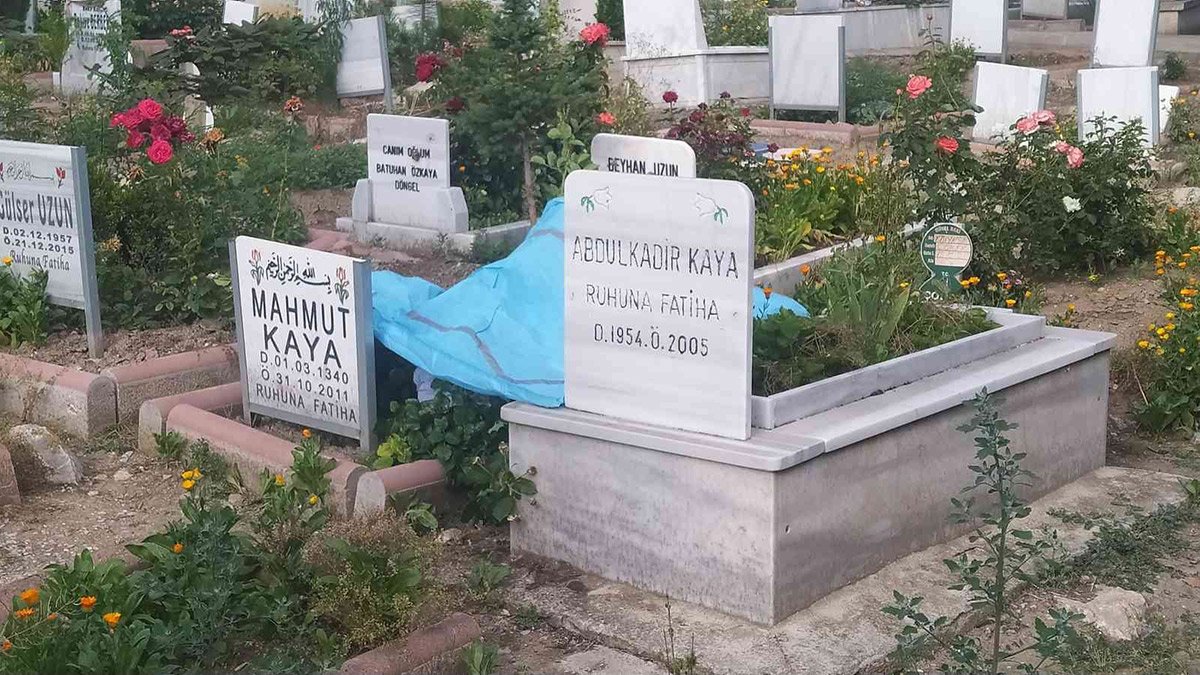 Eşinin mezarı başında can verdi