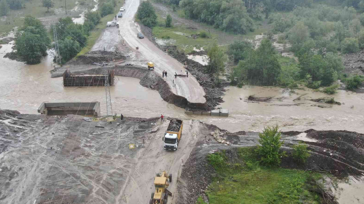 Kastamonu'da sağanak: Köprü çöktü, iki ilçeye ulaşım kesildi