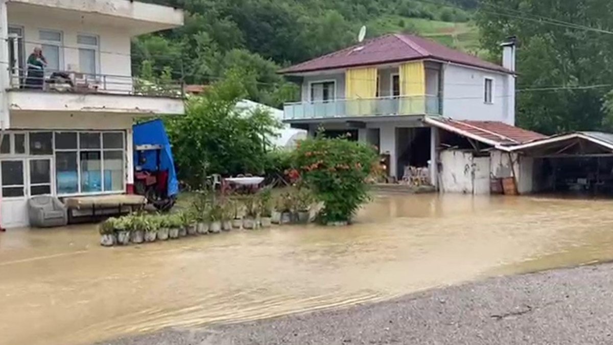 Batı Karadeniz'de kırmızı alarm! Dereler taştı, araçlar suya gömüldü