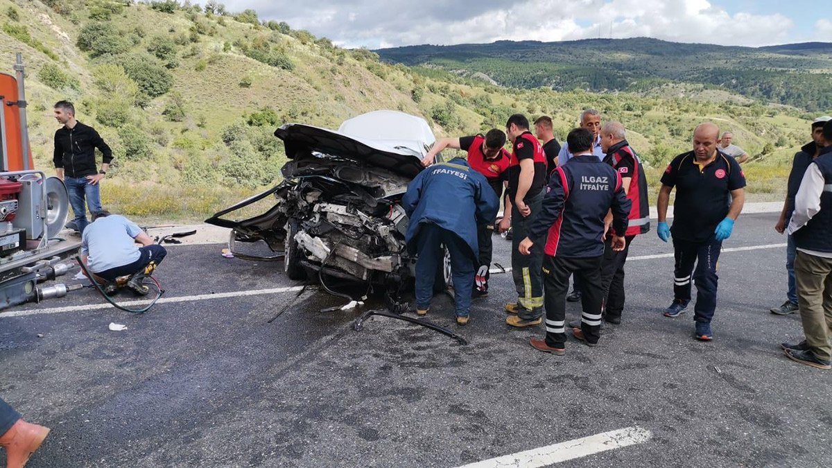 Refüjü aşıp karşı yönden gelen otomobille çarpıştı: 1 ölü, 6 yaralı