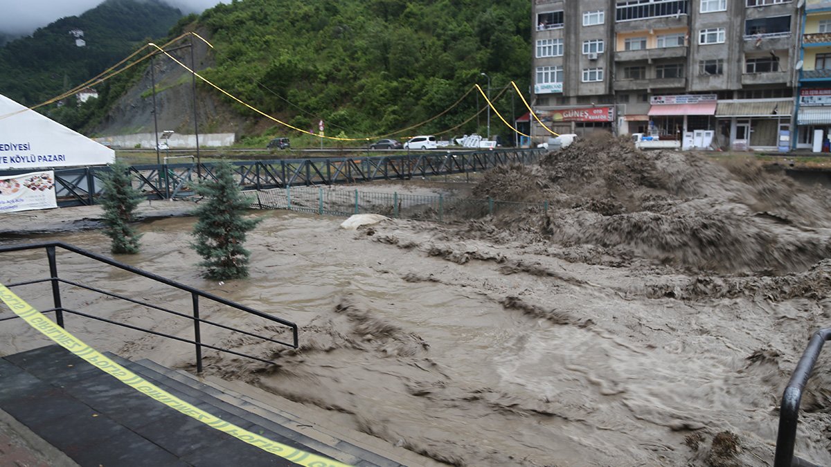 Sağanağa teslim olan Batı Karadeniz'de hayati uyarı: İş yerlerini açmayın, üst katlara çıkın