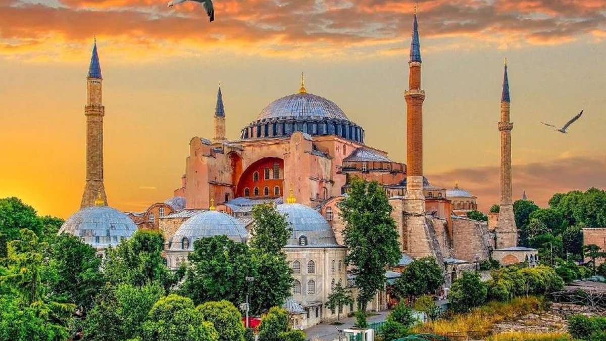 Skandallara bir yenisi daha eklendi: Ayasofya'ya 'ağır tonajlı' tahribat