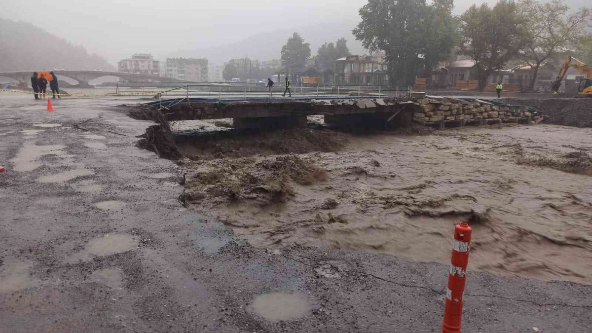 Geçen sene sel felaketi 65 kişinin canını almıştı: Ezine çayı 320 gün sonra yeniden taştı