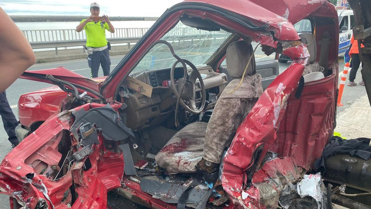 Tur otobüsüne çarpan kamyonet hurdaya döndü: Şoför ağır yaralı