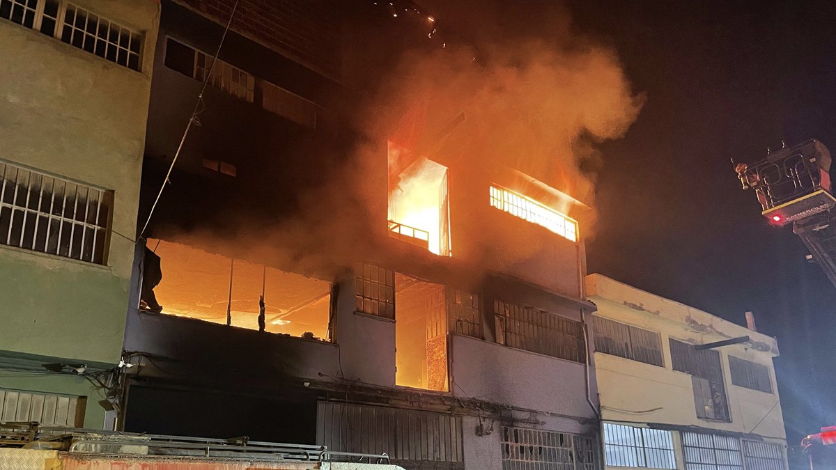 Tekstil atölyesinde korkutan alevler