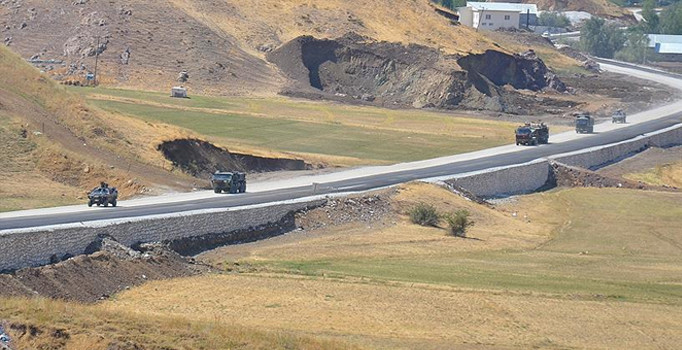 Aktütün'de hain pusu: Askeri aracın geçişinde patlama oldu: 5 asker şehit - Son dakika haberleri