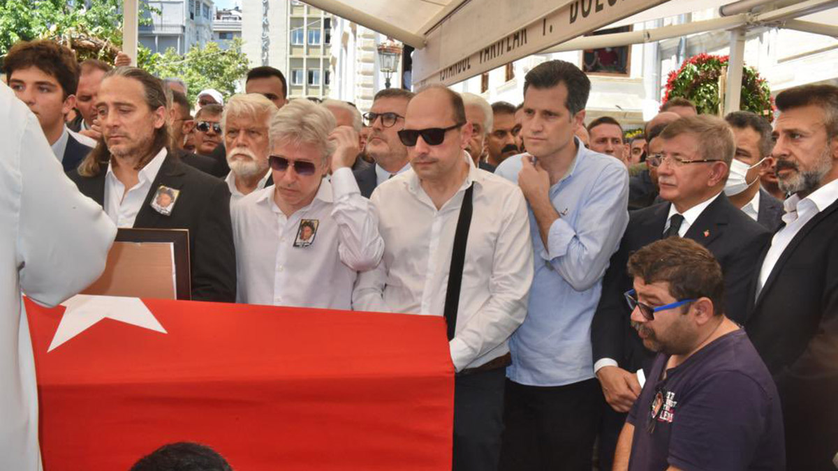 Davutoğlu'ndan Cüneyt Arkın paylaşımı