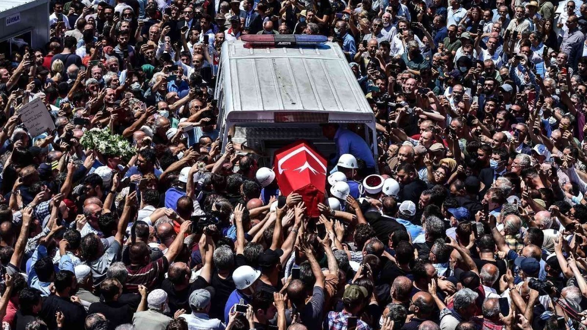 Türk sinemasının efsanesi son yolculuğuna uğurlandı: Cüneyt Arkın'a veda