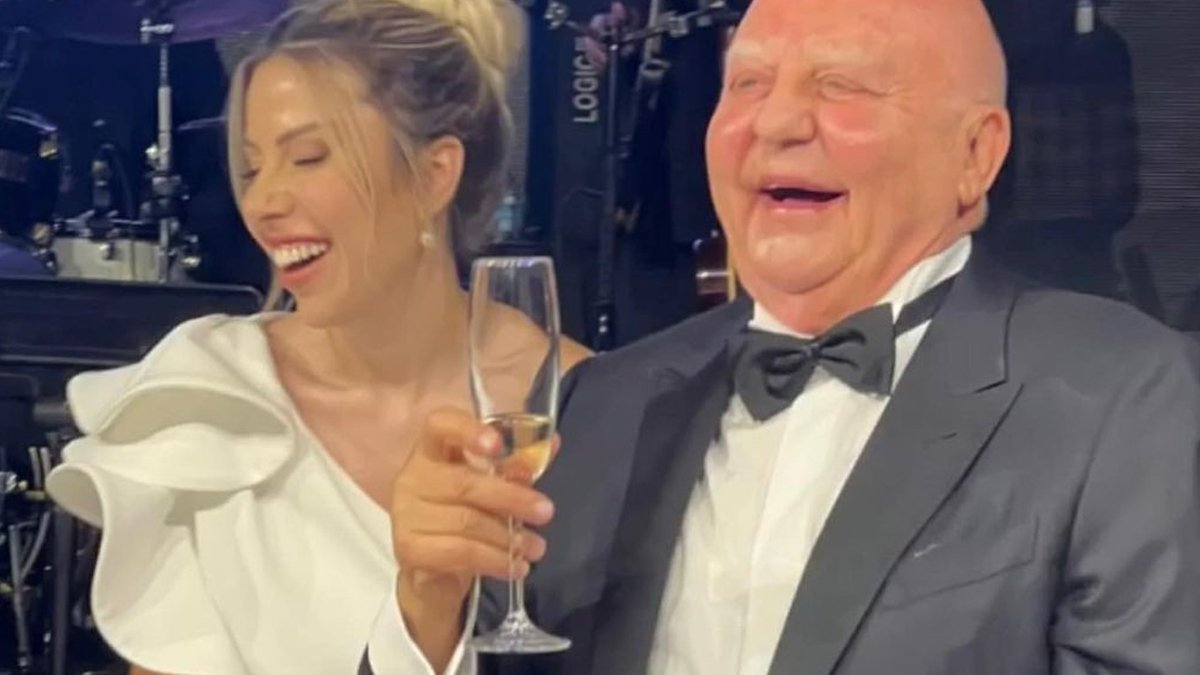 Otelinin Yarısını Verdi Nikah Masasına Oturdu! 42 Yaş Küçük Sevgilisine Dudak Uçuklatan Düğün Hediyesi