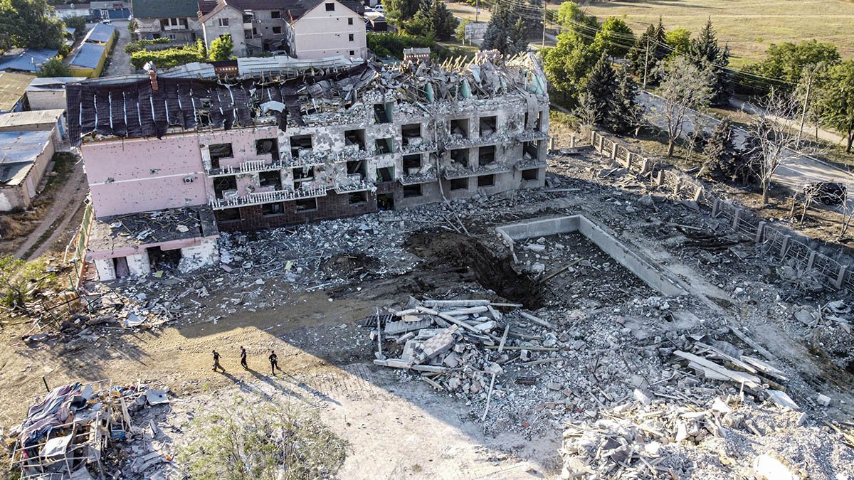 Rusya katliama devam ediyor apartmana füzeli saldırı: 21 ölü