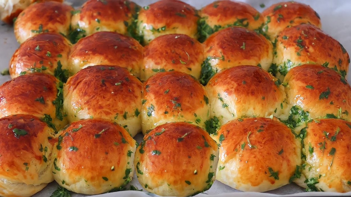 Kahvaltıya Kaynananızı Çağırın Ona Hamaratlığınızı Gösterin! İşte Sarımsaklı Pamuk Poğaça Tarifi