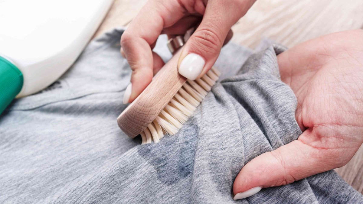 Bu Yöntem Giysilerdeki Yağ Lekesini Anında Çıkarıyor! İşte Yağ Lekelerini Söküp Atan O Yöntem