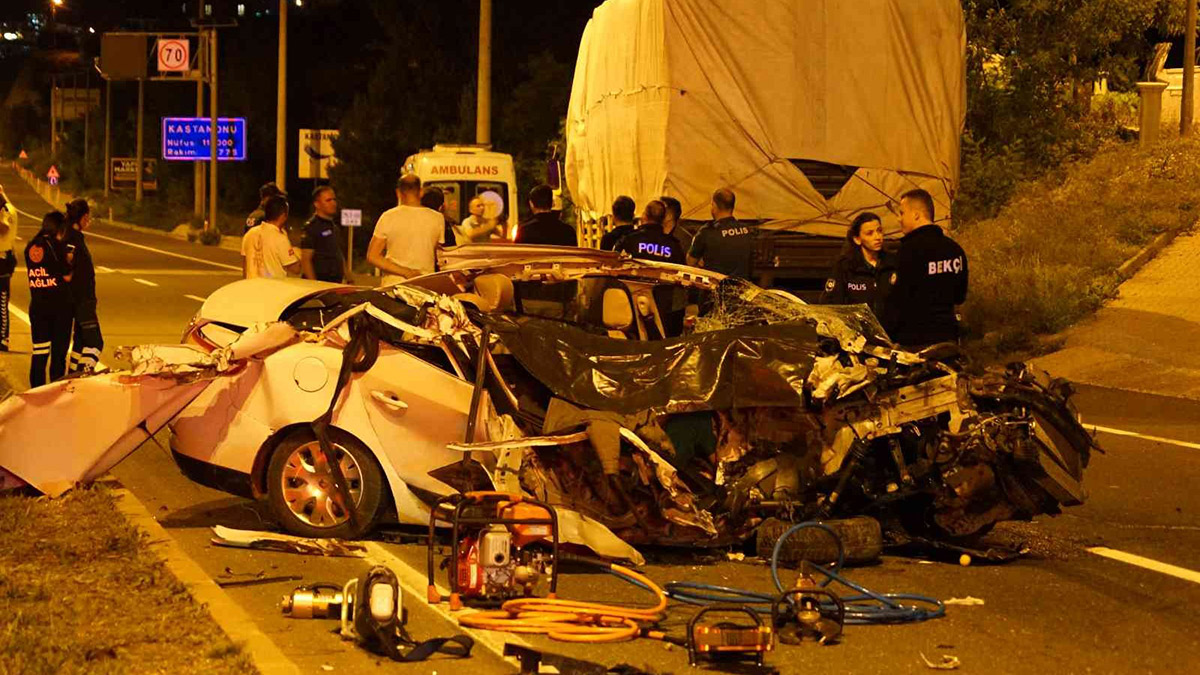 Kamyona çarpan otomobil hurdaya döndü: 1 ölü, 3 yaralı