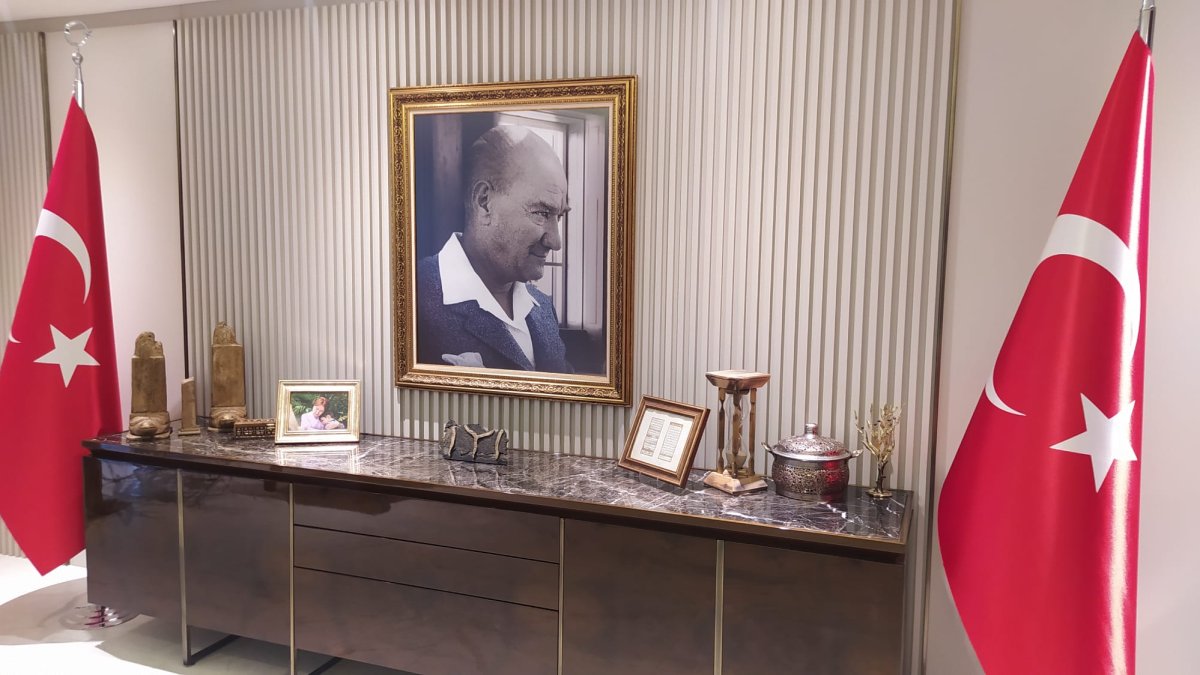 Meral Akşener'in seçimleri: Altılı masanın arkasındaki konsolda dikkat çeken simgeler